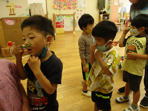 写真:匂いを楽しむ子どもたち