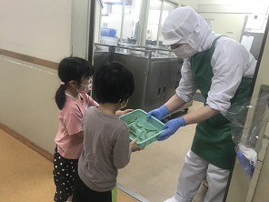 写真:料理をお願いする子どもたち