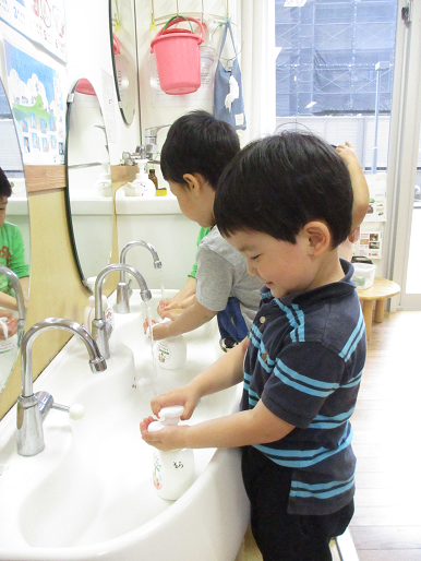 写真:手を洗う子どもたち2