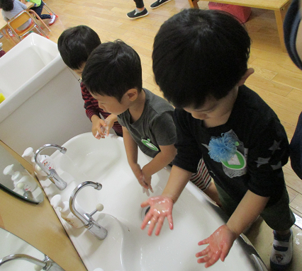 写真:手を洗う子どもたち3