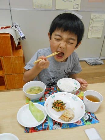 写真:給食を食べる子どもたち2