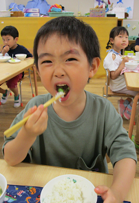 写真:給食を食べる子どもたち3