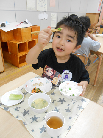 写真:給食を食べる子どもたち1