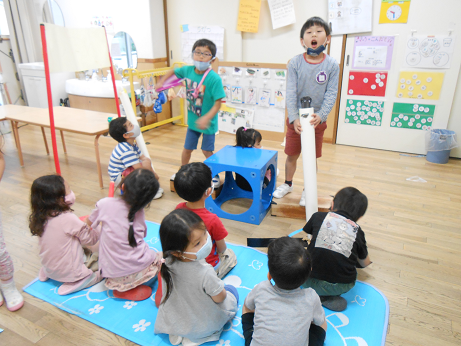 写真:ライブをする子どもたち