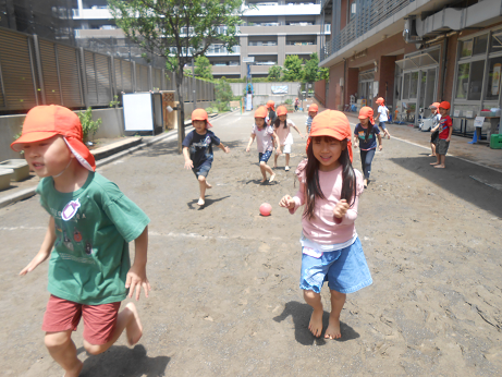 写真:外で遊ぶ子どもたち1