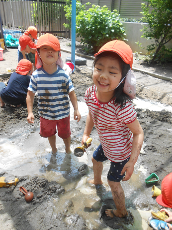 写真:外で遊ぶ子どもたち3