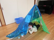 写真:テントで遊ぶ子どもたち2