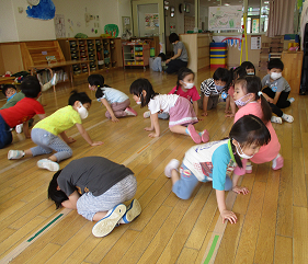 写真:たいそうをする子どもたち