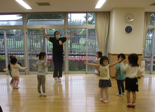 写真:ダンスをする子どもたち1