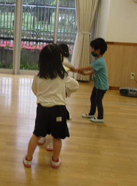 写真:ダンスをする子どもたち2