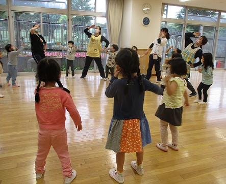 写真:ダンスをする子どもたち3