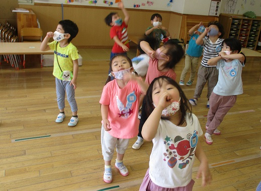 写真:ダンスをする子どもたち4