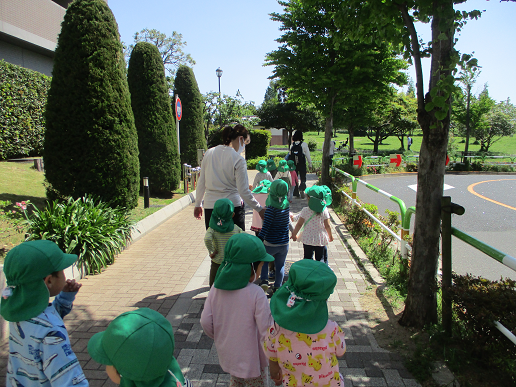 写真:お散歩にでかける子どもたち