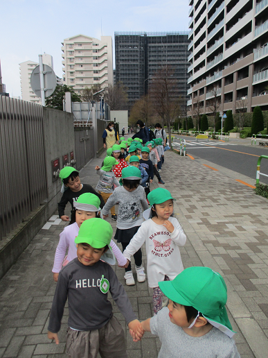 写真:お散歩にでかける子どもたち