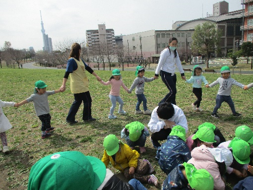 写真:外で遊ぶ子どもたち1