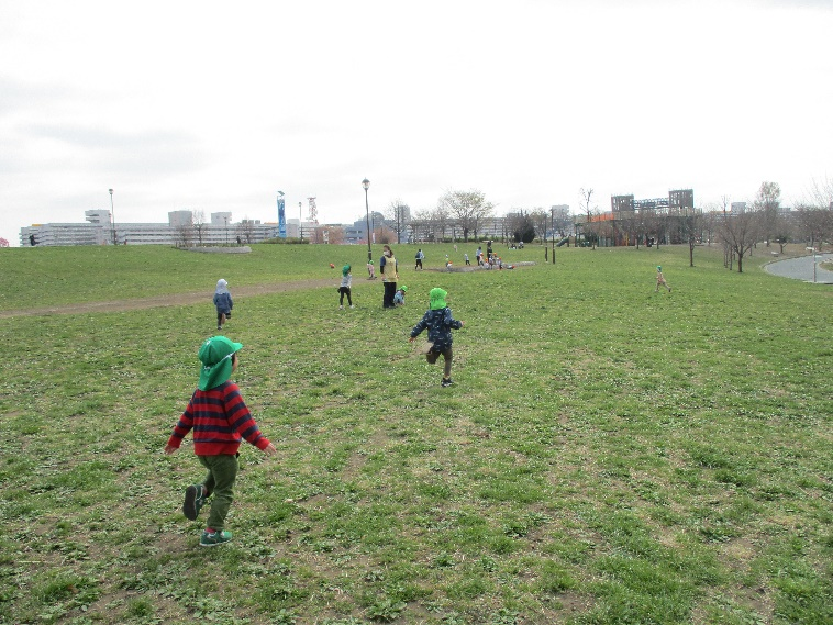 写真:外で遊ぶ子どもたち2