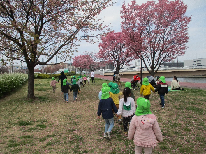 写真:桜を見る子どもたち