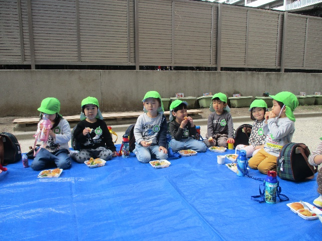 写真:お弁当を食べる子どもたち1