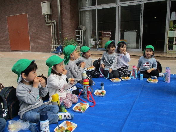 写真:お弁当を食べる子どもたち2