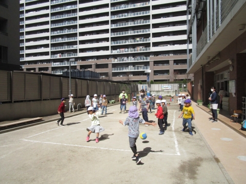 写真:ドッジボールをする子どもたち
