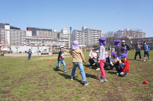 写真:外で遊ぶ子どもたち