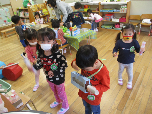 写真:楽器を演奏する子どもたち