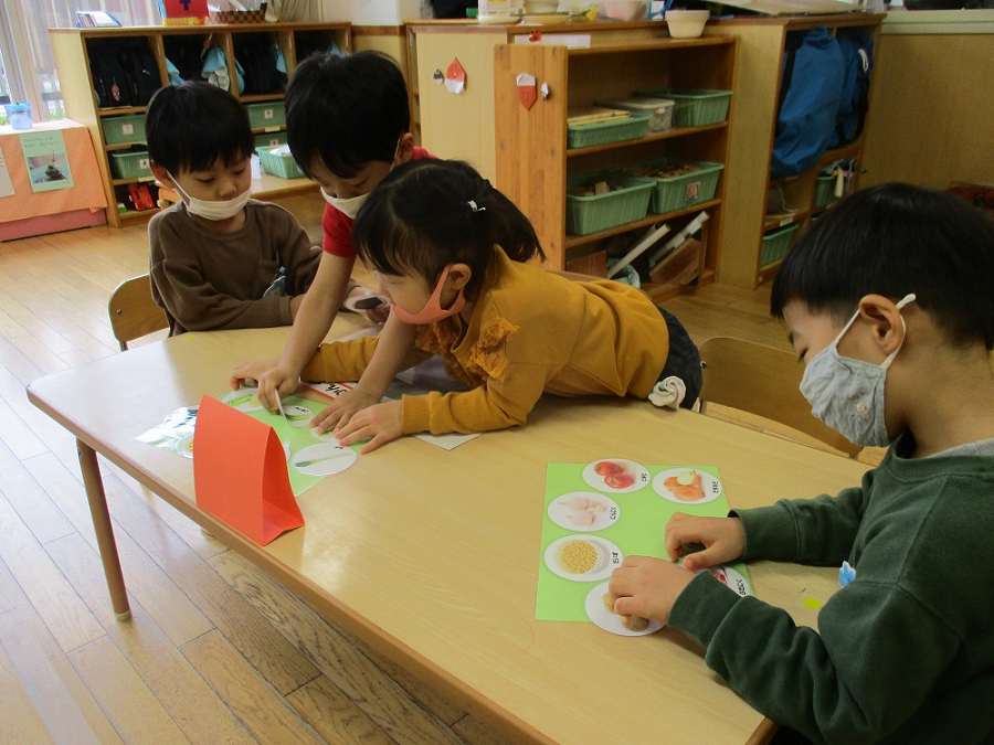 写真:ゲームをする子どもたち