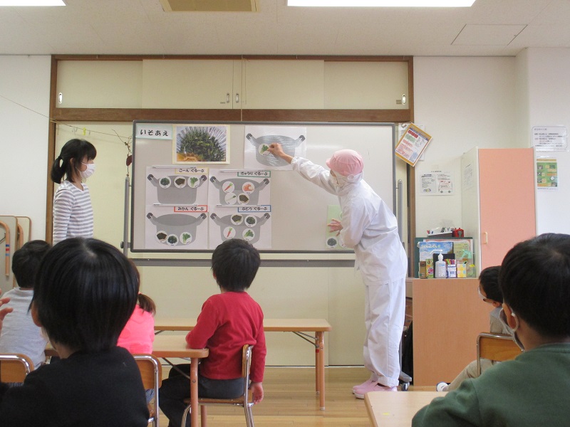 写真:調理師さんと子どもたち1