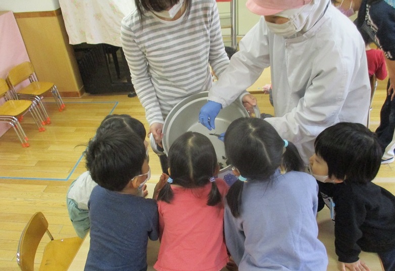 写真:調理師さんと子どもたち2