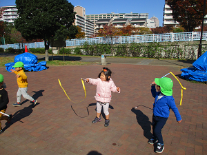 写真:バーベキュー広場で遊ぶ子どもたち