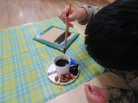 写真:製作をする子ども