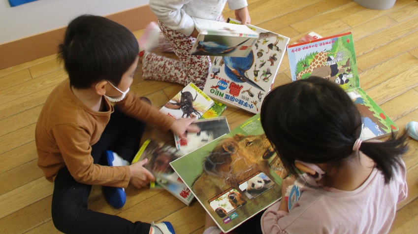 写真:図鑑を見る子どもたち