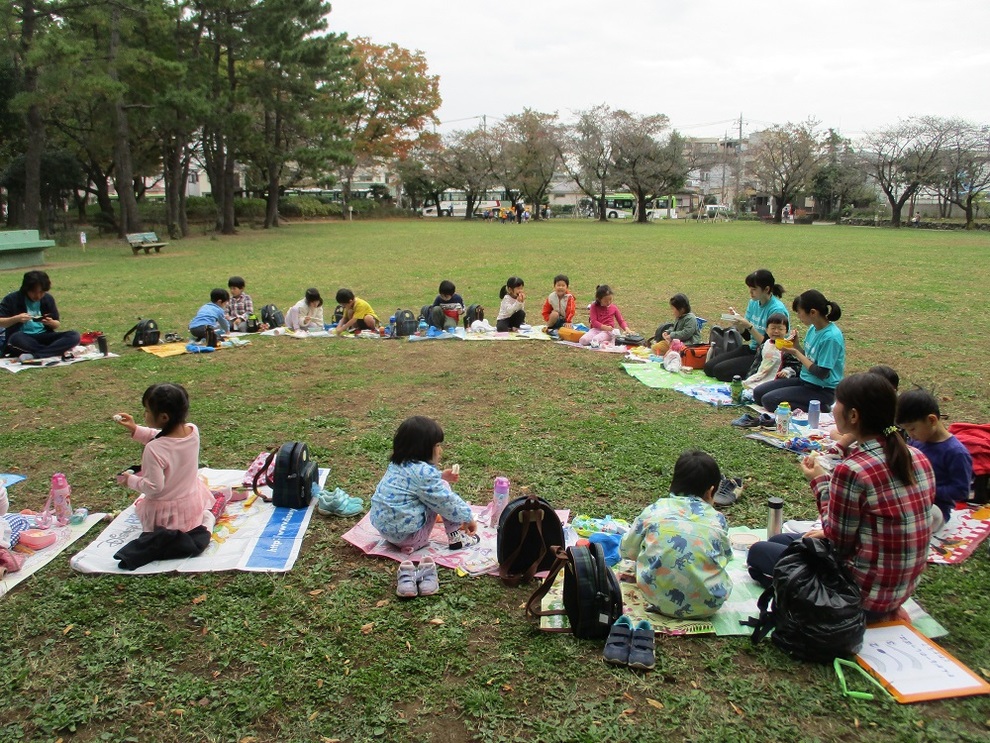 写真:お弁当を食べる子どもたち