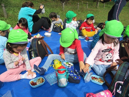 写真:お弁当を見る子どもたち