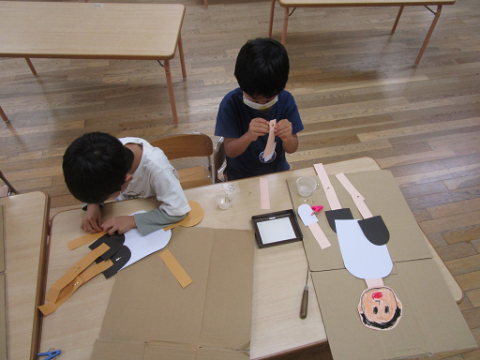写真:人形を製作する子どもたち