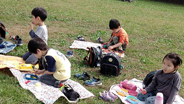 写真:お弁当を食べる子どもたち1