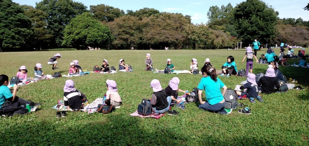 写真:お弁当を食べる子どもたち2