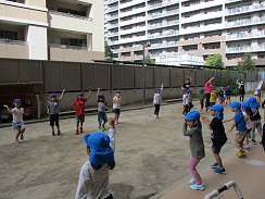 写真:「運動会ごっこ」で踊る様子