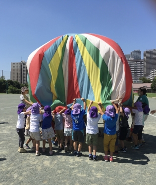 写真:バルーンと子どもたち