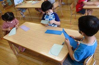 写真:UFOを作る子どもたち