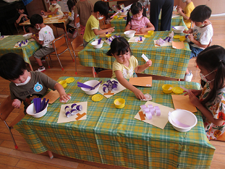 写真:ぶどうを作る子どもたち