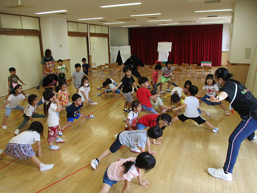 写真:体を動かす子どもたち1