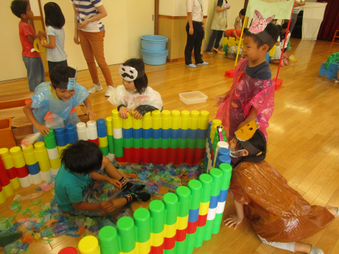 写真:温泉で遊ぶ子どもたち