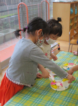 写真:四角つなぎを作る子どもたち1