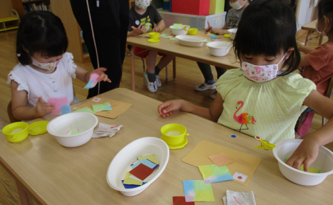 写真:四角つなぎを作る子どもたち2