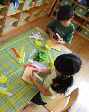 写真:輪つなぎを作る子どもたち