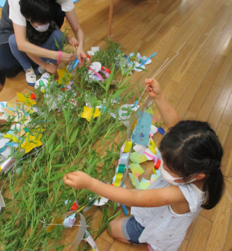 写真:笹に飾りを付ける子どもたち1