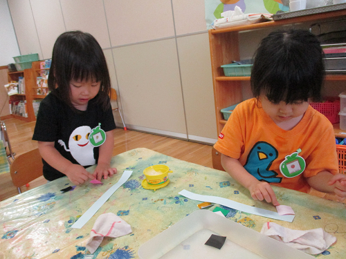 写真:七夕飾りを作る子どもたち