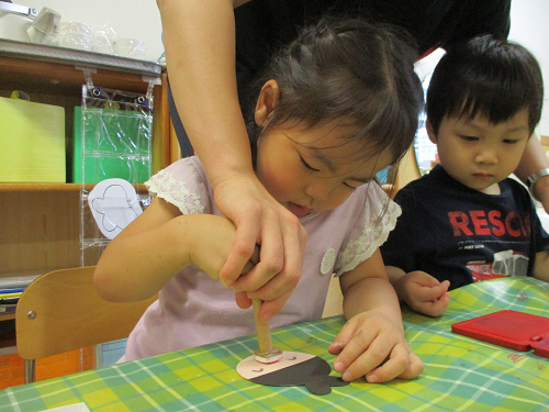 写真:スタンプを押す子どもたち