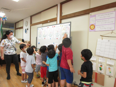 写真:意見を出し合う子どもたち